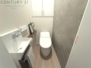 温水洗浄便座付トイレは温水洗浄機能により、暖かい水でおしりを洗浄することができ、冷たい水を使う従来の便座に比べ、温水洗浄機能で暖かいトイレを提供し、快適な使用を可能にします。