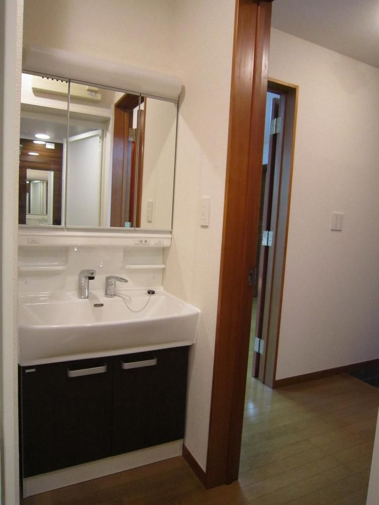 高輪2丁目貸家の独立洗面台