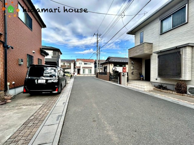 桶川市上日出谷8期　新築戸建　グラファーレ01の前面道路含む現地写真