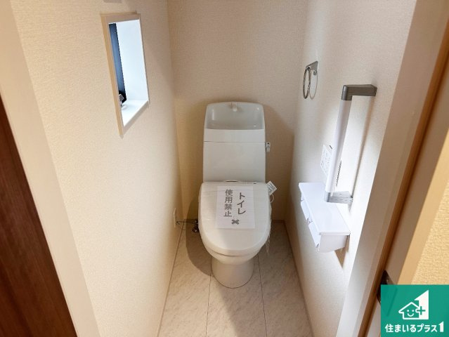 揖保郡太子町立岡　新築一戸建てのトイレ|1・2階の2ヶ所にあるので、朝の忙しい時間の順番待ちもなく、深夜の利用にも大変便利です。