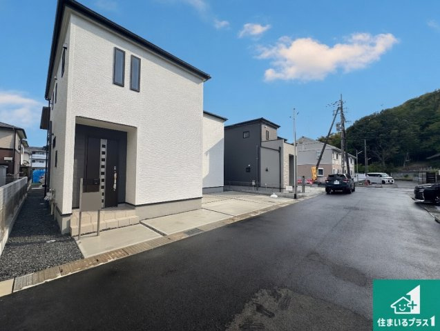 揖保郡太子町立岡　新築一戸建ての前面道路含む現地写真|周辺は閑静な住宅街！前面道路広々で車の出し入れも便利です。駐車が苦手な方でも安心して車庫入れできます！