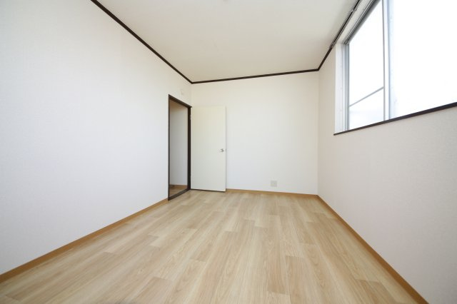 ファミールオオタの洋室