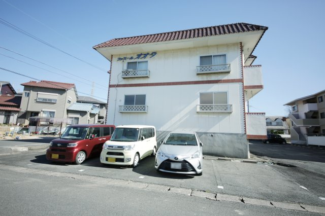 ファミールオオタの駐車場