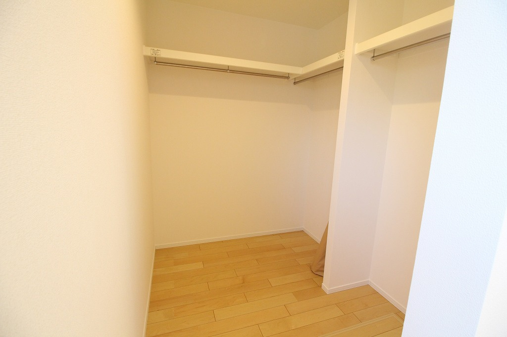 MELDIA昭和区折戸町304④｜名古屋市の戸建ならホームアップの収納|【売主施工例】ご夫婦の衣類をまとめて収納できる頼もしい大容量WIC