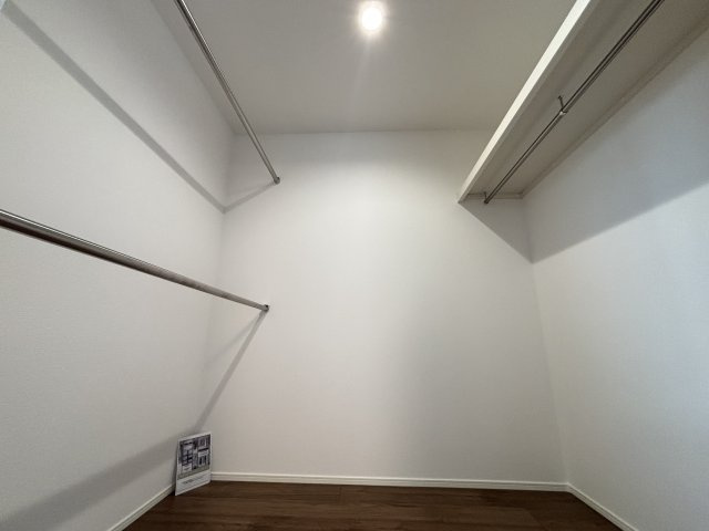 MELDIA昭和区折戸町304④｜名古屋市の戸建ならホームアップの収納|ご夫婦の衣類をまとめて収納できる頼もしい大容量WIC