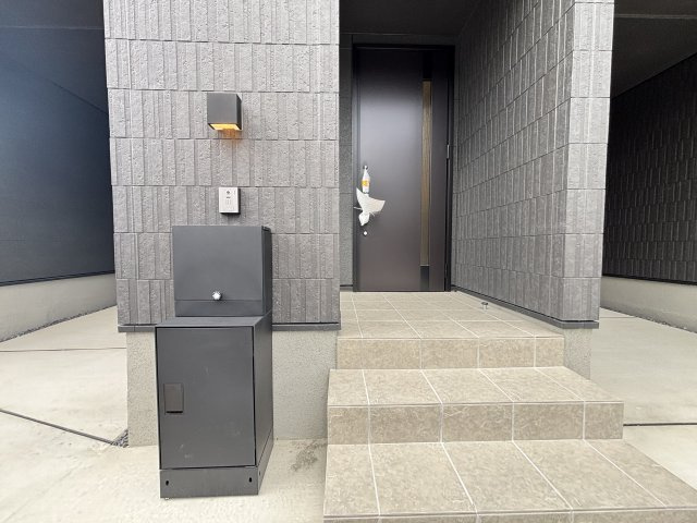 MELDIA昭和区折戸町304④｜名古屋市の戸建ならホームアップのセキュリティ|突然の来客やしつこい訪問営業もしっかりチェック。ドアを開ける前に相手を確認できるので、セキュリティ面でも心強い味方です。