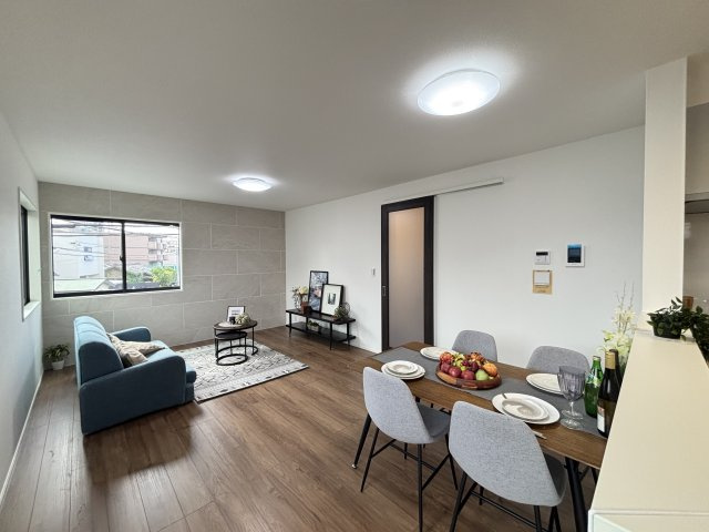 MELDIA昭和区折戸町304④｜名古屋市の戸建ならホームアップの居間・リビング|たっぷりの陽光が降り注ぎ、自然と家族が集まる明るい空間。笑顔あふれる団らんの時間がここから始まります。