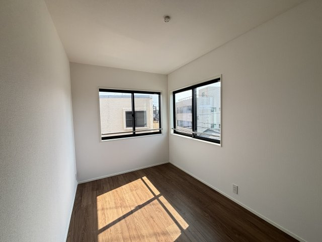 MELDIA昭和区折戸町304④｜名古屋市の戸建ならホームアップの洋室|窓から心地よい光と風を取り込む二面採光。プライベートな時間をゆったりと過ごせる、安らぎの居室空間です。
