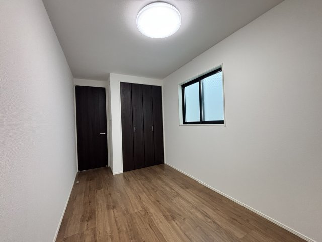 MELDIA昭和区折戸町304④｜名古屋市の戸建ならホームアップの洋室|全室にクローゼットを完備。お洋服や荷物を隠して収納できるので、お部屋をいつも広々スッキリと保てます。