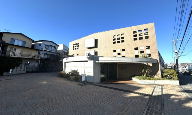 エステヴヴィラ横浜上永谷サウスコリーナのエントランス|閑静な住宅街にあるデザイン性の高い低層マンションです。