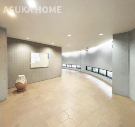 エステヴヴィラ横浜上永谷サウスコリーナのロビー|洗練されたデザインのロビー