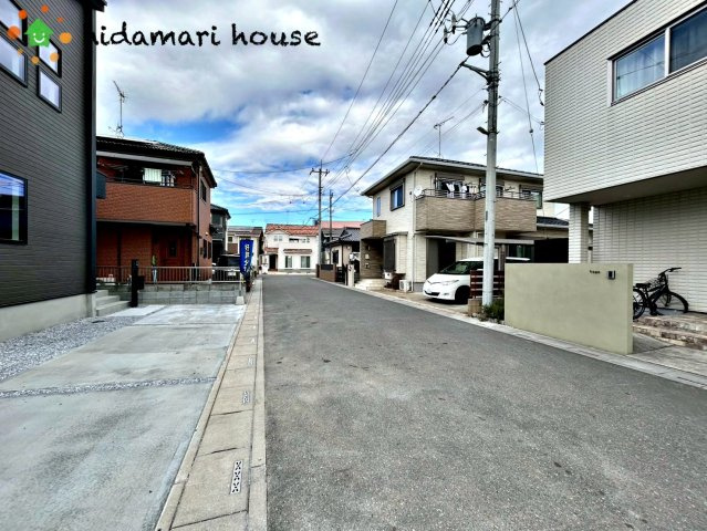 桶川市上日出谷8期　新築戸建　グラファーレ02の前面道路含む現地写真