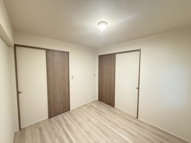 プレサンスロジェ伏見の洋室