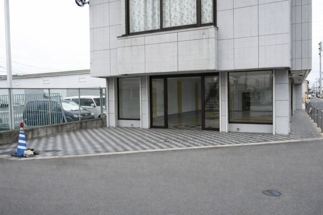 高槻市三島江４丁目　倉庫・事務所の駐車場