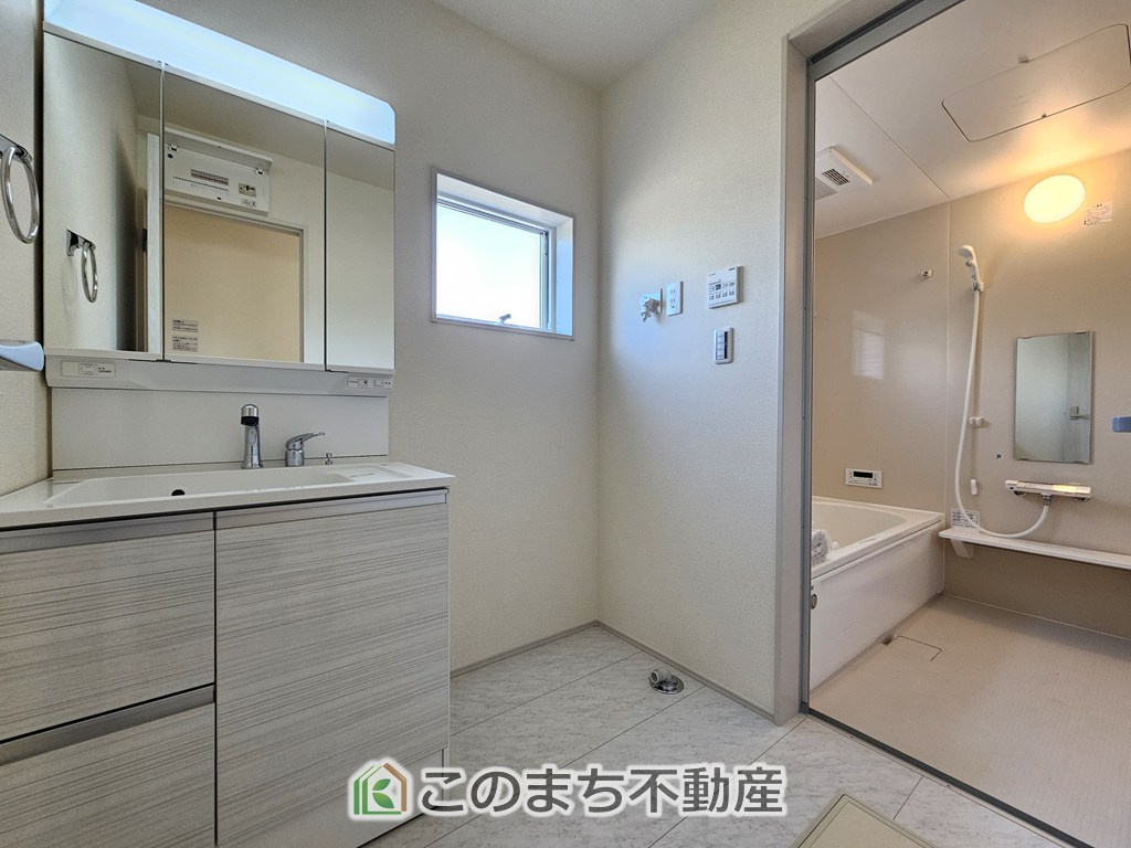 LiveleGarden.S栃木都賀町平川第3の洗面所|シャンプードレッサーで朝の身支度♪伸びるホースでお掃除も簡単清潔です！