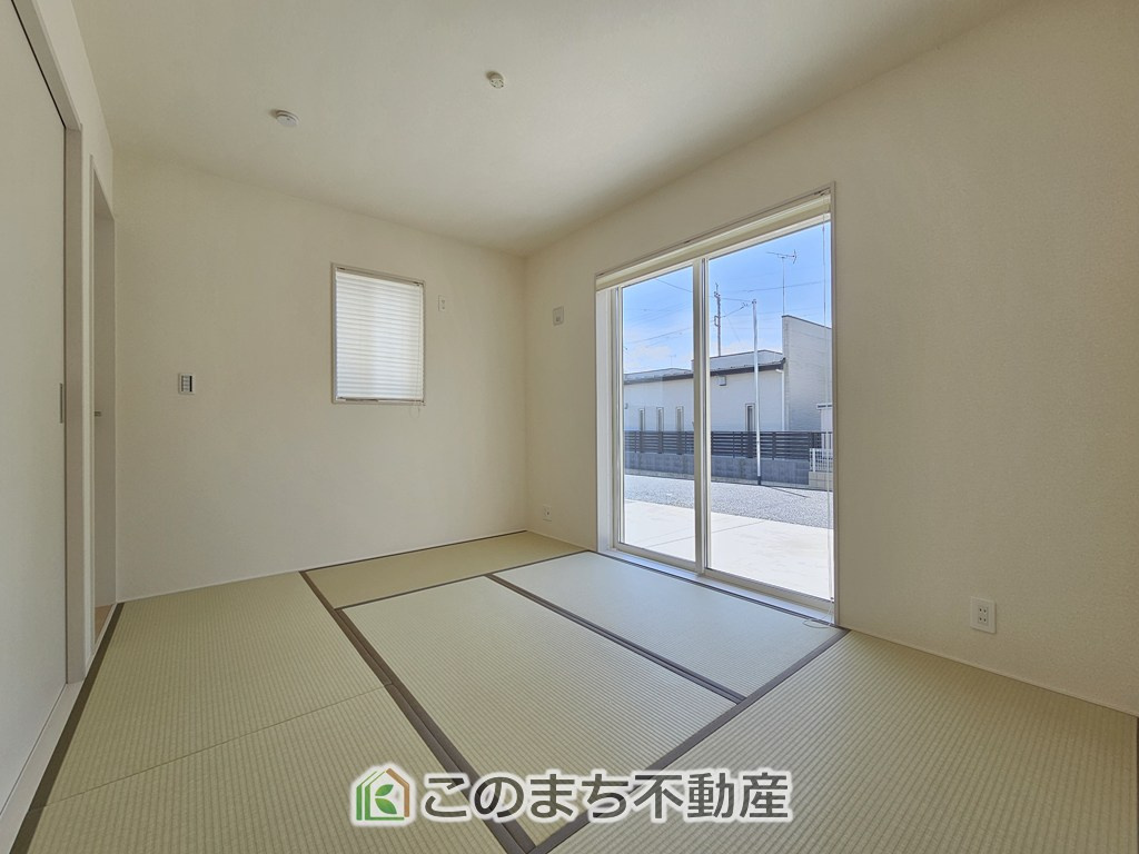 LiveleGarden.S栃木都賀町平川第3の和室|お子様のお昼寝にも便利な和室です。大きな窓から暖かな日差しが差し込みます♪
