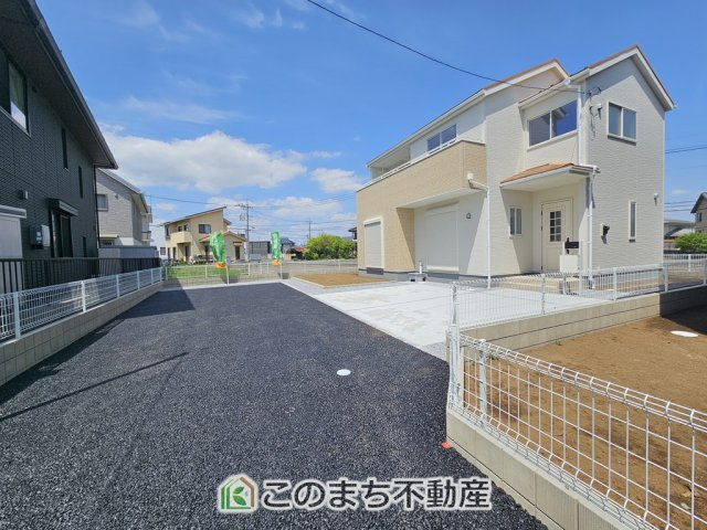 LiveleGarden.S栃木都賀町平川第3の駐車場|土間コンクリート分の駐車スペースが2台分、道路からのアスファルト箇所も敷地のため、縦列であれば５、６台駐車可能（車種による）
