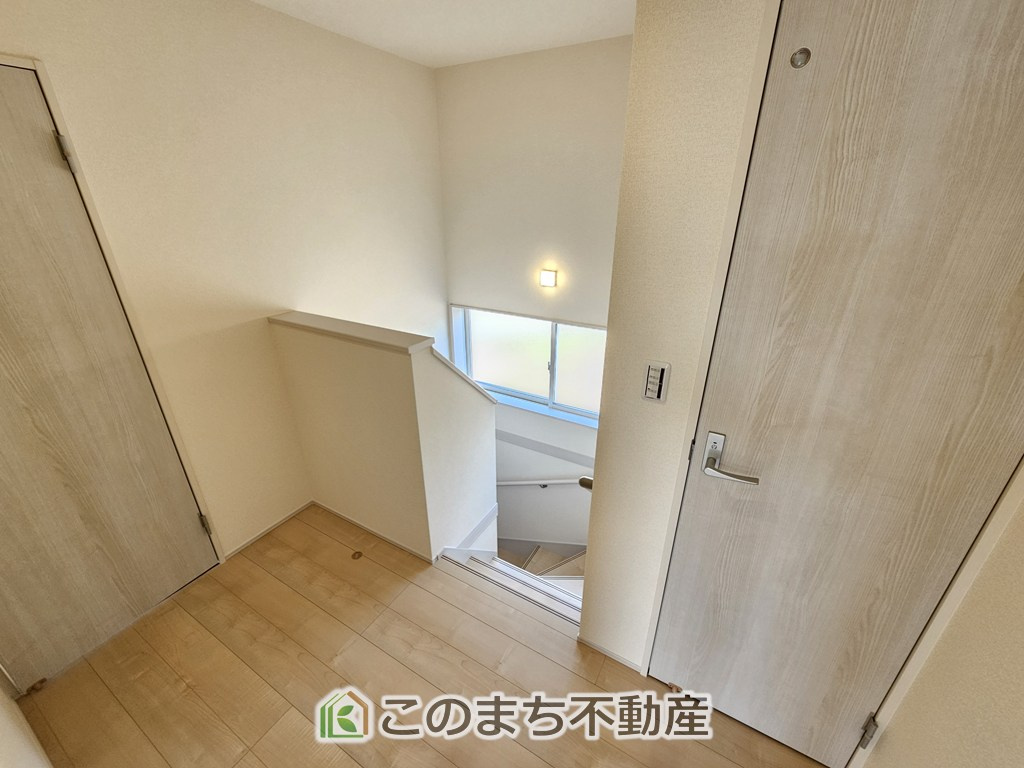 LiveleGarden.S栃木都賀町平川第3の内装|手すり付きで小さなお子様にも安心の階段スペースです☆
