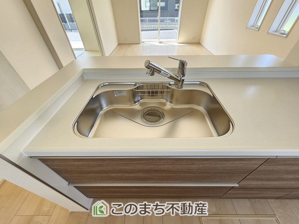 LiveleGarden.S栃木都賀町平川第3の設備|ビルトイン型浄水器を内蔵したキッチン水栓。お米を研いだり、野菜を洗ったりするときなど用途に応じてワンタッチで浄水に切り替えが可能です。カートリッジ式なので、フィルターを簡単に交換する事が出来ます。