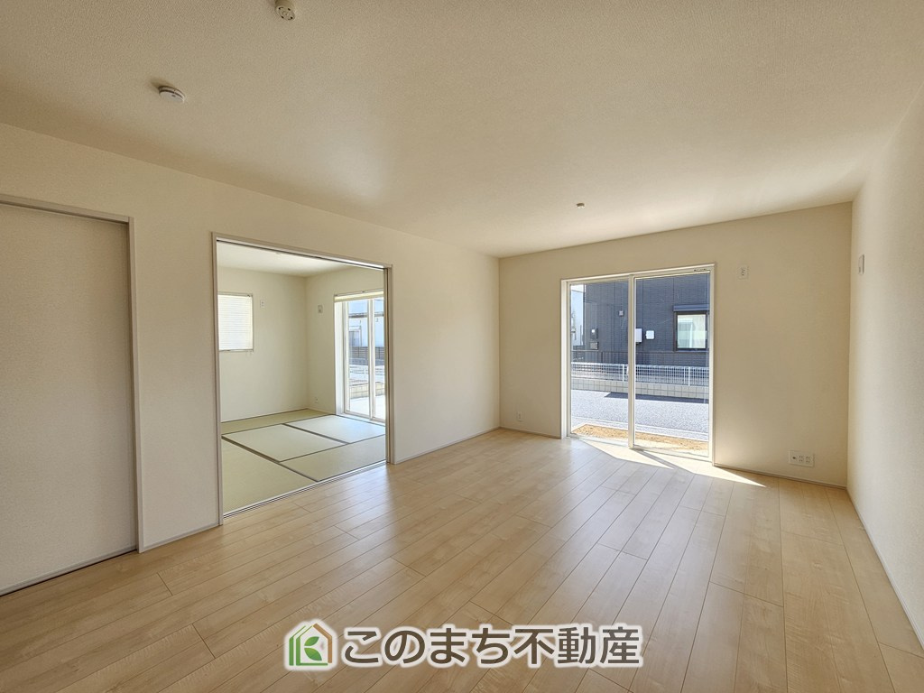 LiveleGarden.S栃木都賀町平川第3の設備|大きな窓で明るいリビングです！家具を置いても十分なゆとりがございます☆