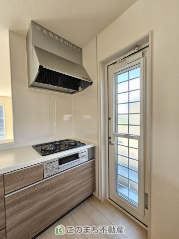 LiveleGarden.S栃木都賀町平川第3のキッチン|三ツ口コンロ採用で、同時調理もスムーズ◎！お料理を並べられるカウンター付きで、配膳・片付けをサポート！リビングで過ごすご家族とコミュニケーションを楽しみながら作業可能です♪