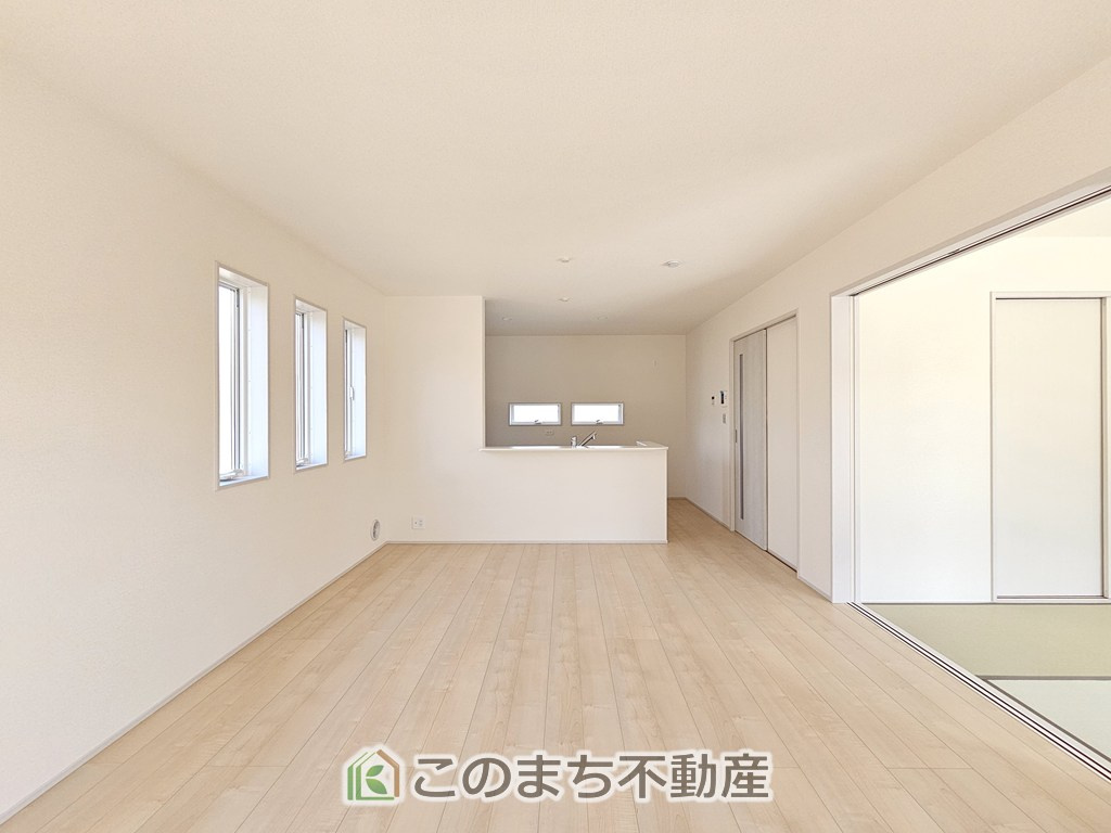 LiveleGarden.S栃木都賀町平川第3の居間・リビング|開放感のある広々としたリビング☆家族みんなでゆったりくつろげます♪
南側から暖かな日差しが差し込みます♪キッチンからリビングの様子がよく見渡せます☆