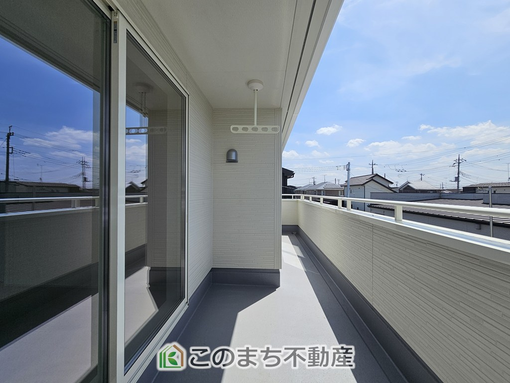 LiveleGarden.S栃木都賀町平川第3のバルコニー|南向きの大型バルコニーは陽当り良好で、たっぷりのお洗濯物もよく乾きます！
さらにインナーバルコニーなので雨の日でも安心してお出かけできますね♪