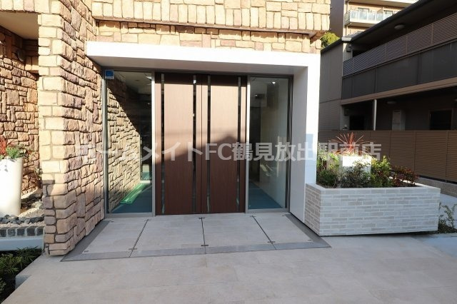 大阪市鶴見区放出東３丁目の賃貸マンションのエントランス