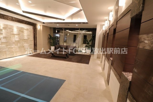 大阪市鶴見区放出東３丁目の賃貸マンションのロビー