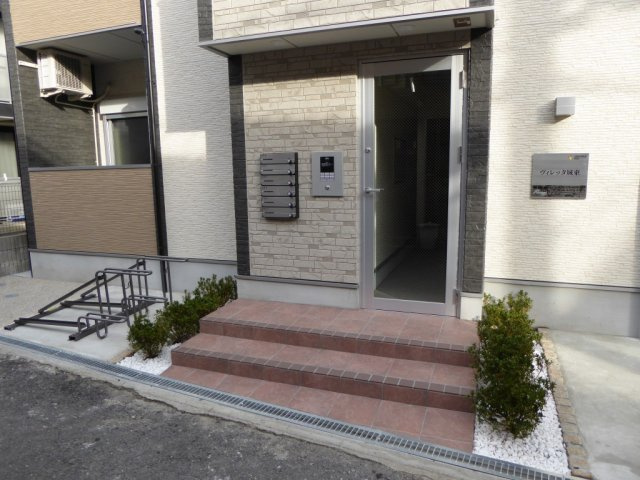 大阪市城東区鴫野東３丁目のハイツのエントランス