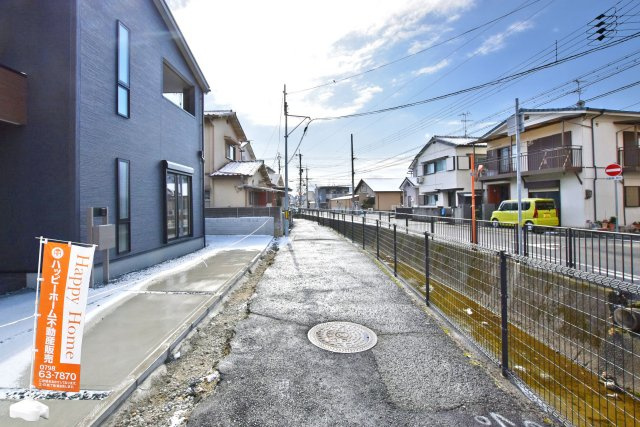 リーブルガーデン山本野里1丁目新築一戸建て│3LDK+駐車2台可の前面道路含む現地写真|前面道路は西側に約4ｍ幅です。