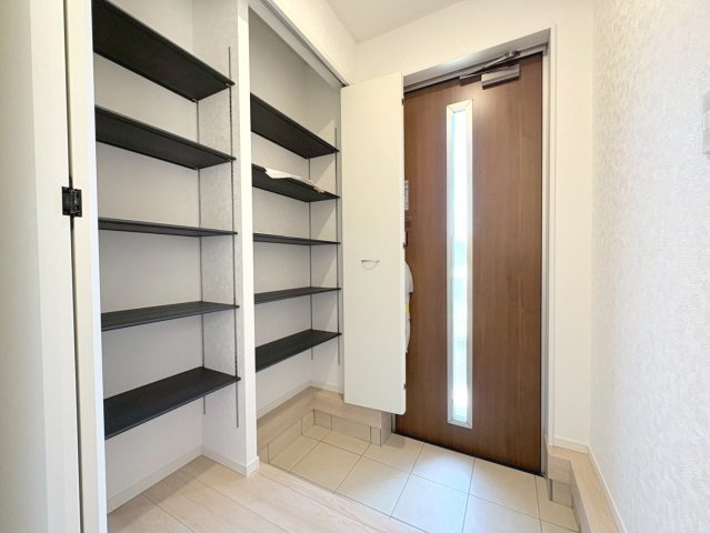 クワイエ　各務原市那加土山町2丁目第5　全1区画分譲の洋室|建具やクロスなどをトータルデザインでコーディネートしており、室内に落ち着きと安らぎを与えてくれます。
全居室収納付き！寝室やお子様のお部屋がスッキリ片付きます。