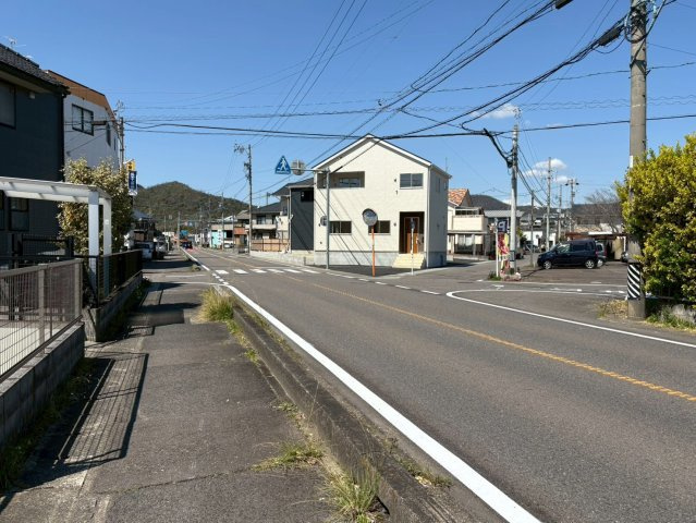 クワイエ　各務原市那加土山町2丁目第5　全1区画分譲の玄関|玄関ドアの取手ハンドル部分にセンサーがついて、カードタイプ・シールタイプのキーで施錠が可能で便利です。
お買い物の荷物で手が塞がっていても、楽々開錠できます。毎日の外出前の時間も短縮されて快適です！