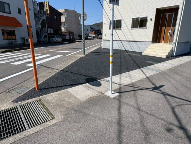 クワイエ　各務原市那加土山町2丁目第5　全1区画分譲の玄関|大容量のシューズ収納付きで玄関周りもすっきり！玄関ドアからの光が玄関ホールを明るくしてくれます。