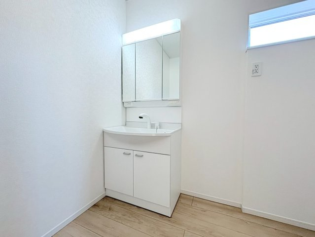 クワイエ　各務原市那加土山町2丁目第5　全1区画分譲の居間・リビング|フローリング材は木目調でナチュラルな美しさ。様々な傷やクラックの発生を大幅に抑える特殊加工済みです。
床材に受ける様々な傷や、温度・湿度変化によるクラックの発生を大幅に抑える特殊加工を施工済み。