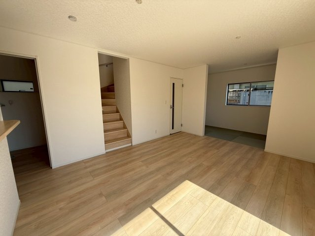 クレイドルガーデン糸満市座波 第２・３号棟の居間・リビング|LDK15帖にコミュニケーションを促進するリビングイン階段＋タタミコーナー４帖