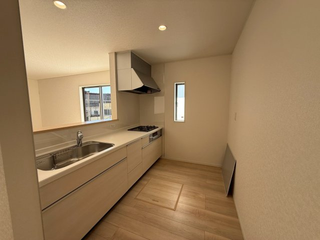 クレイドルガーデン糸満市座波 第２・３号棟のキッチン|会話の弾む対面式のシステムキッチン・換気窓＆床下収納付き