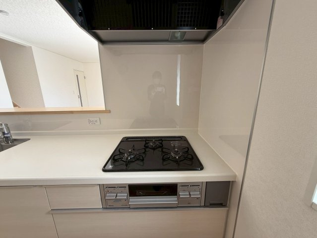 クレイドルガーデン糸満市座波 第２・３号棟のキッチン|レンジフード＆ガスコンロ３口