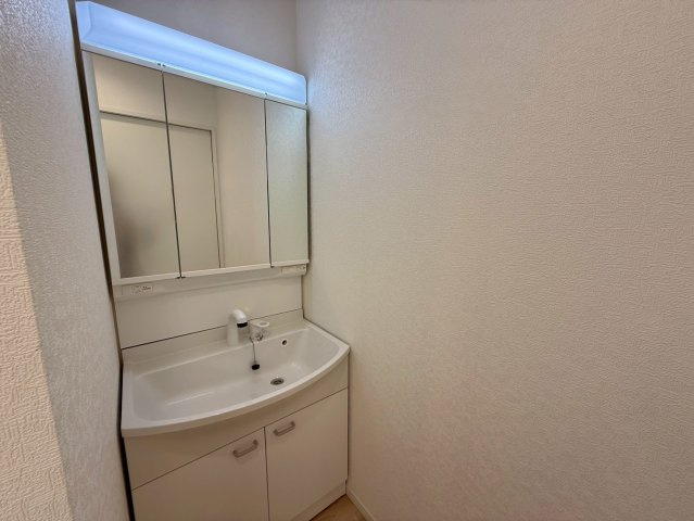 クレイドルガーデン糸満市座波 第２・３号棟の独立洗面台|ハンドシャワー付き洗面化粧台