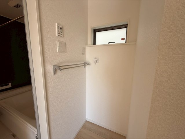 クレイドルガーデン糸満市座波 第２・３号棟の独立洗面台|洗濯機置場から浴室への動線／洗面室に窓