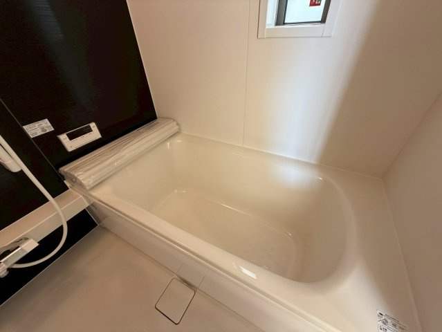 クレイドルガーデン糸満市座波 第２・３号棟の浴室|浴槽／換気＆彩光窓付き