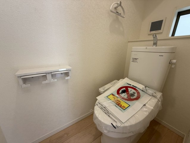 クレイドルガーデン糸満市座波 第２・３号棟のトイレ|１階トイレ・換気窓＆温水洗浄便座付き