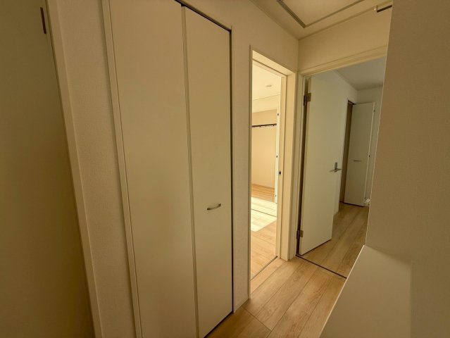 クレイドルガーデン糸満市座波 第２・３号棟の収納|２階廊下に設置された便利なクローゼット収納