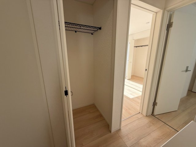 クレイドルガーデン糸満市座波 第２・３号棟の収納|２階廊下に設置された便利なクローゼット収納