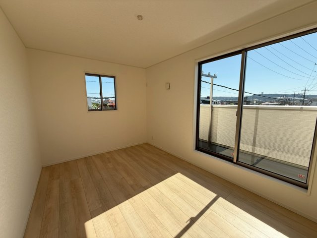 クレイドルガーデン糸満市座波 第２・３号棟の洋室|二面採光の２階主寝室6.7帖・バルコニー出入口付き