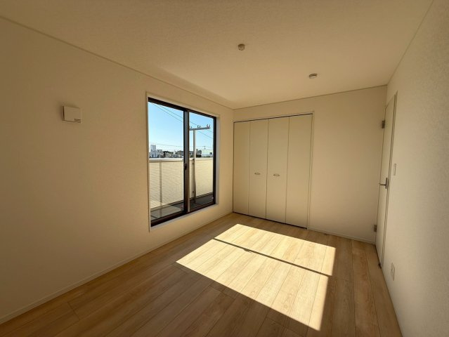 クレイドルガーデン糸満市座波 第２・３号棟の洋室|二面採光の２階主寝室6.7帖・バルコニー出入口＆クローゼット収納付き