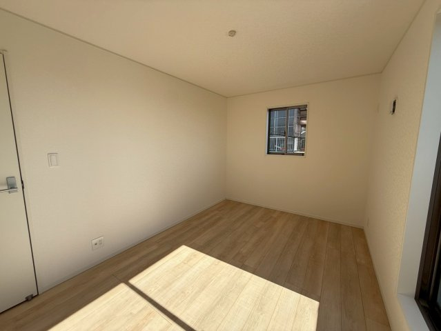 クレイドルガーデン糸満市座波 第２・３号棟の洋室|二面採光の２階主寝室6.7帖