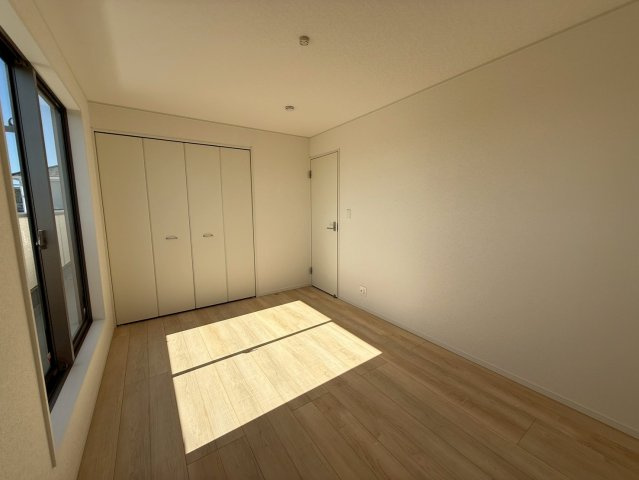 クレイドルガーデン糸満市座波 第２・３号棟の洋室|二面採光の２階主寝室6.7帖・クローゼット収納付き