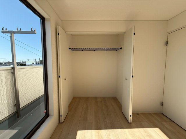 クレイドルガーデン糸満市座波 第２・３号棟のその他|二面採光の２階主寝室6.7帖・クローゼット収納付き