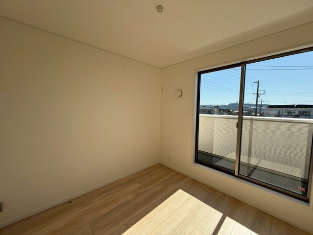 クレイドルガーデン糸満市座波 第２・３号棟の洋室|２階洋室4.5帖①バルコニー出入口付き